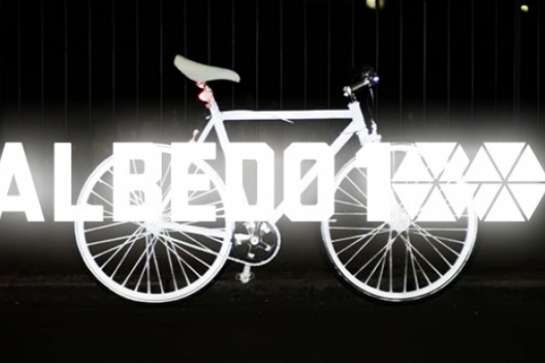 Albedo 100, sprays reflectantes para hacernos visibles en la oscuridad