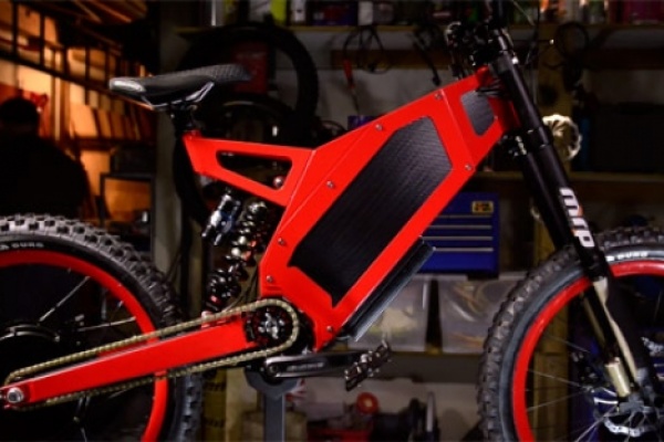 Zombis y mucha velocidad en el fantástico anuncio promocional de Stealth Electric Bikes