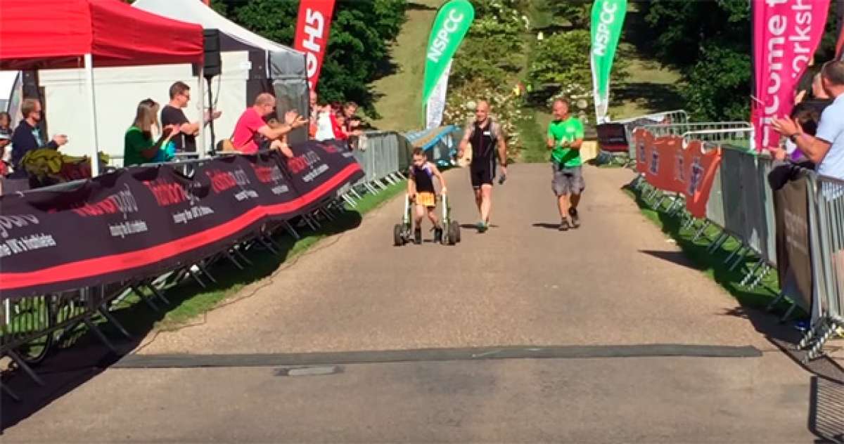 Bailey Matthews, el niño de 8 años con parálisis cerebral que ha conseguido superar su primer triatlón