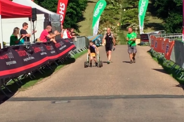 Bailey Matthews, el niño de 8 años con parálisis cerebral que ha conseguido superar su primer triatlón