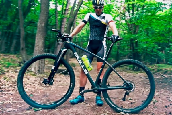La nueva Bulls Black Adder Team de 2016 en acción