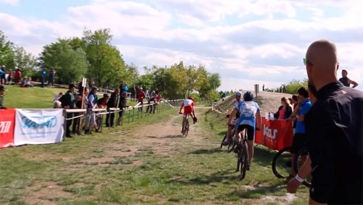 Así se cambia Jaroslav Kulhavy una zapatilla en plena carrera