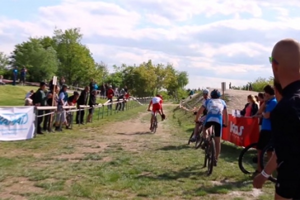Así se cambia Jaroslav Kulhavy una zapatilla en plena carrera