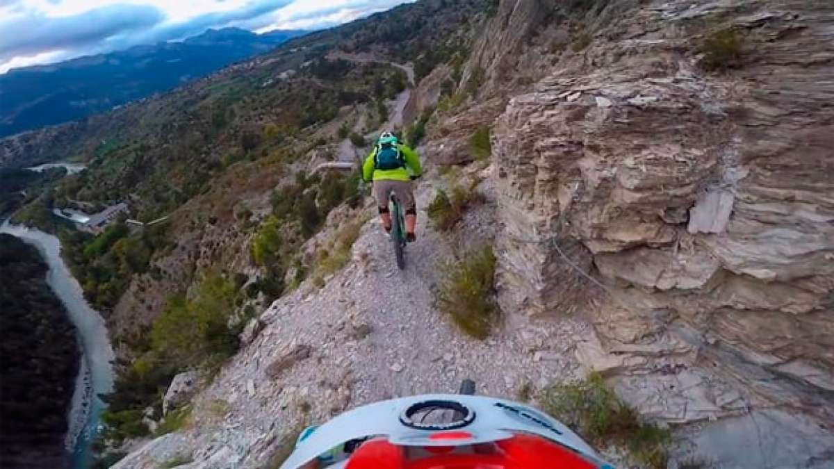 En TodoMountainBike: Espeluznante y peligrosa ruta en los Alpes franceses con Nico Tikhomiroff y Narbaix