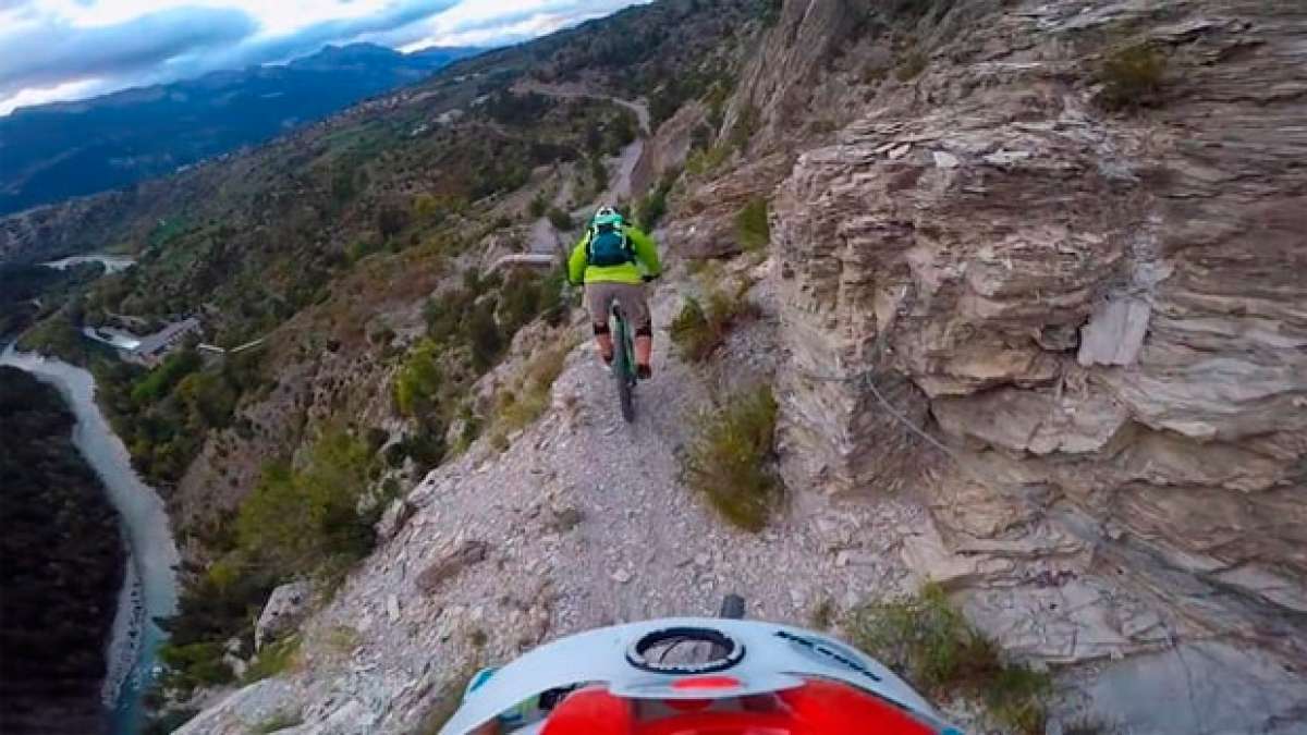 En TodoMountainBike: Espeluznante y peligrosa ruta en los Alpes franceses con Nico Tikhomiroff y Narbaix