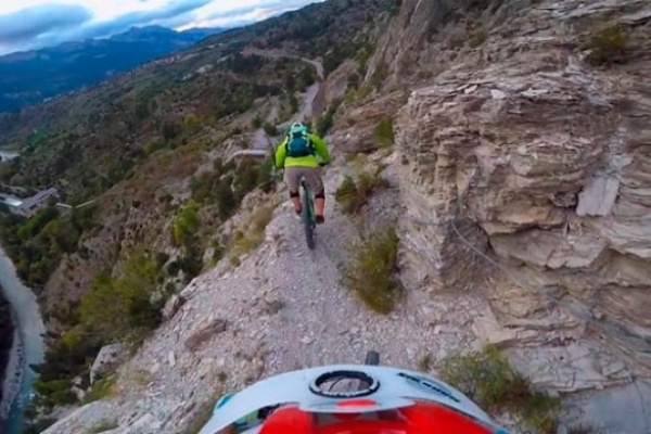 Espeluznante y peligrosa ruta en los Alpes franceses con Nico Tikhomiroff y Narbaix