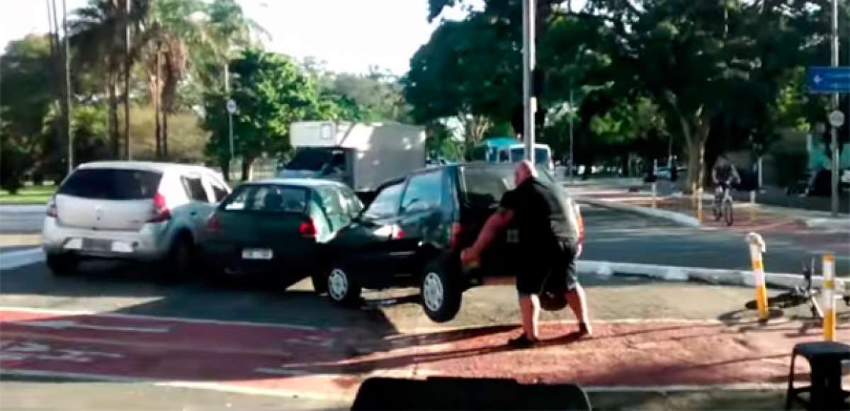 Un ciclista encuentra un coche aparcado en un carril bici... y lo aparta 'a pulso'