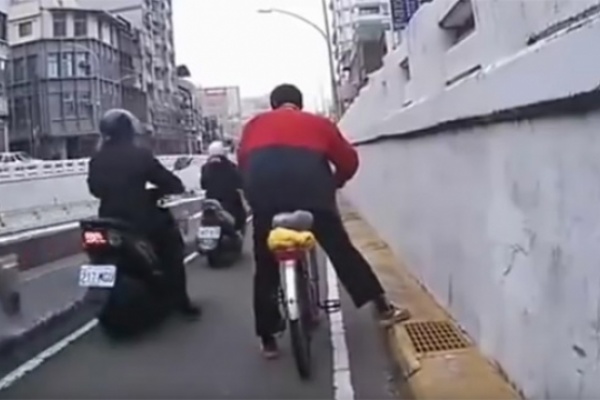 Borracho, en bicicleta y por la ciudad: Si bebes, no conduzcas (ni pedalees)
