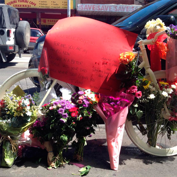 Un ciclista choca contra la puerta (repentinamente) abierta de un vehículo estacionado... y muere arrollado por un camión