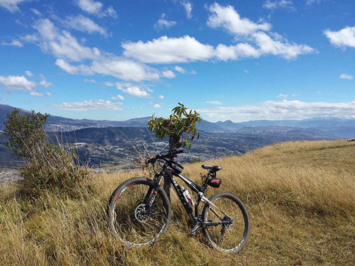 La foto del día en TodoMountainBike: 'En la cima del volcán Ilaló'