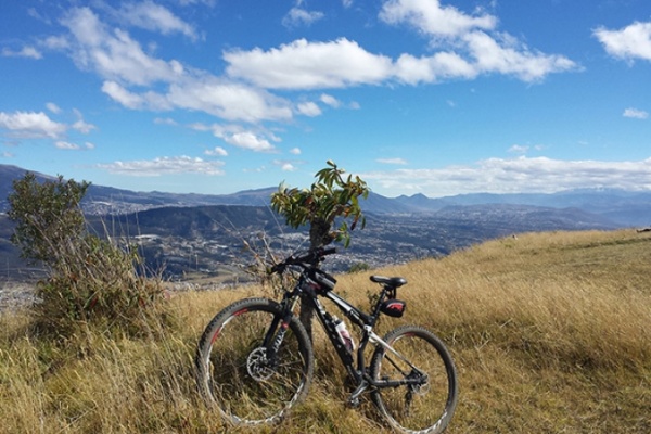 La foto del día en TodoMountainBike: "En la cima del volcán Ilaló"