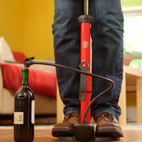 Para ciclistas enófilos: ¿Cómo abrir una botella de vino con una bomba de aire?