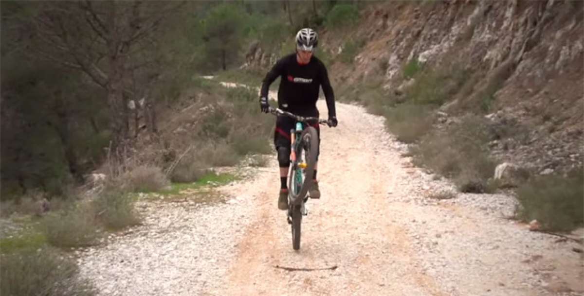 En TodoMountainBike: Aprendiendo la técnica de los 'Bunny Hop' o saltos en bicicleta en 60 segundos