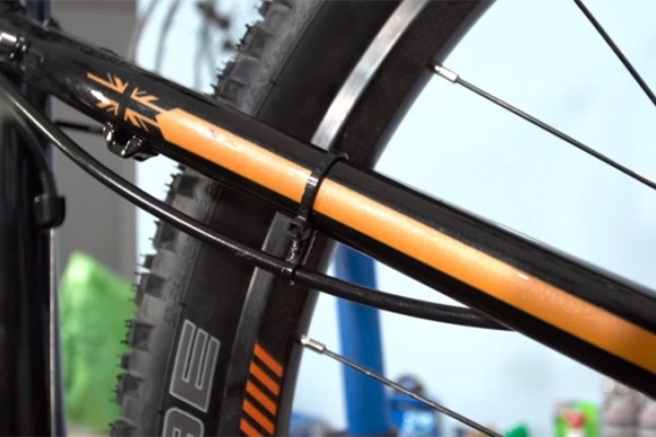 Cómo hacer guías caseras para los cables de la bicicleta