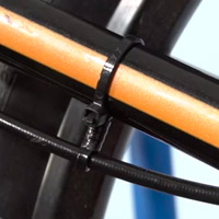 Cómo hacer guías caseras para los cables de la bicicleta