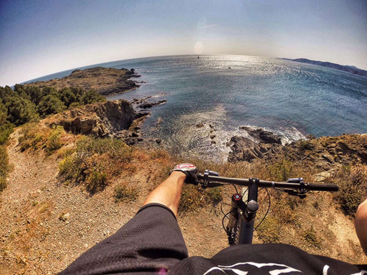 La foto del día en TodoMountainBike: 'Contemplando la Costa Brava'