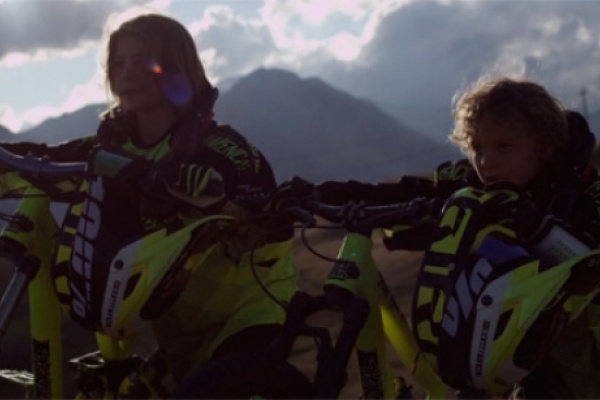 "Coubes Brothers", dos jóvenes promesas de 7 y 13 años rodando por las montañas de Suiza