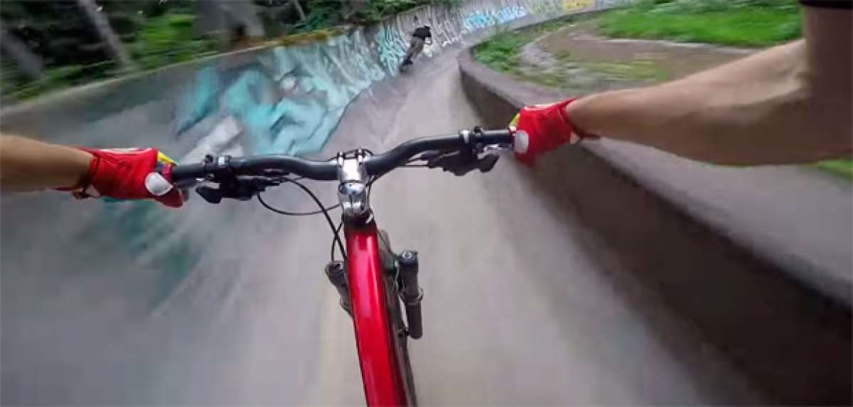 Rodando a 62 km/h por una pista de Bobsleigh abandonada