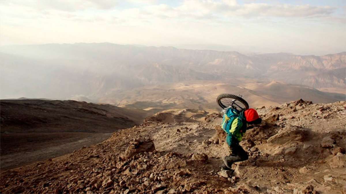 Descendiendo los 5.671 metros del monte Damavand en Irán con un monociclo