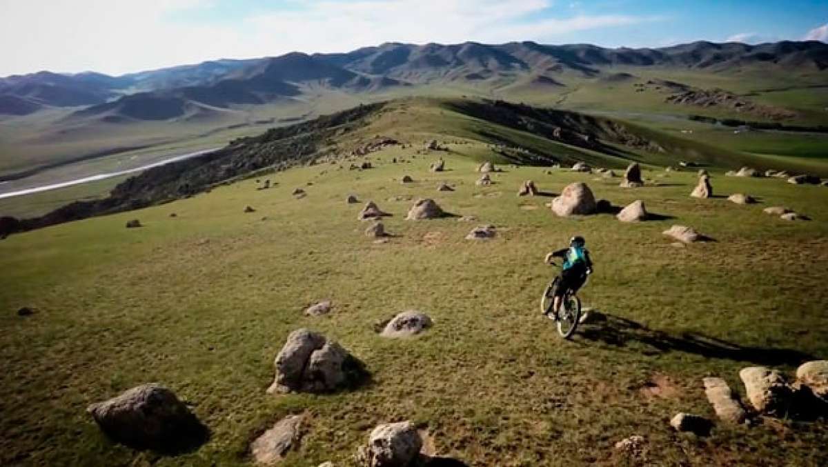 Practicando Mountain Bike en el Valle del Orjón (Mongolia)