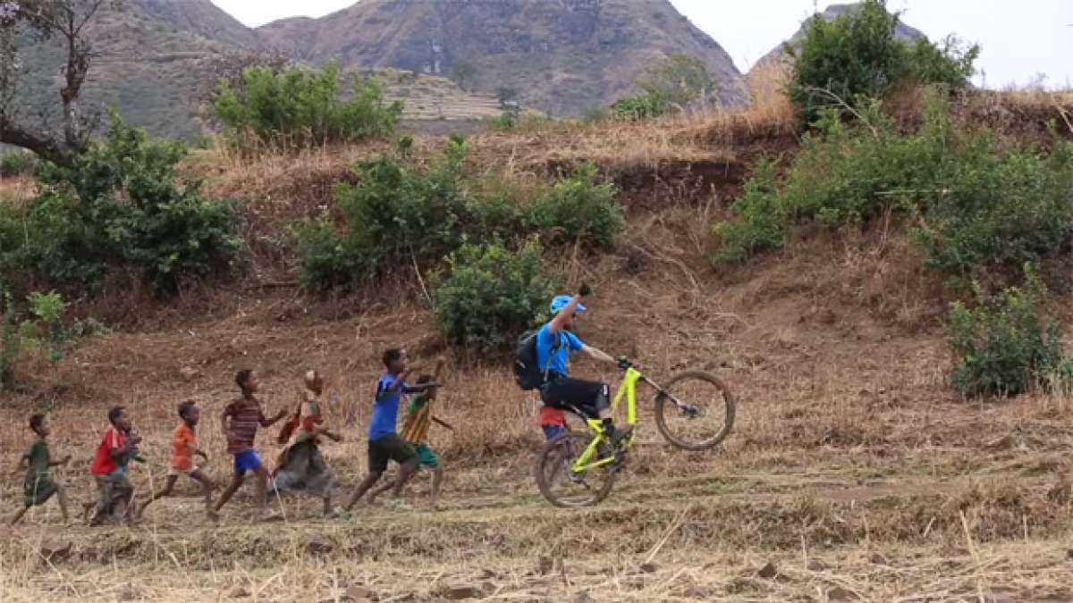 Practicando Mountain Bike en las montañas de Simien (Etiopía)