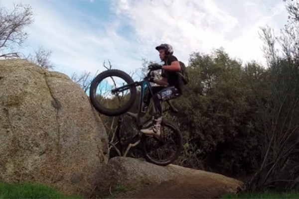 Así rueda Pat Smage sobre una Fatback Corvus de ruedas gordas