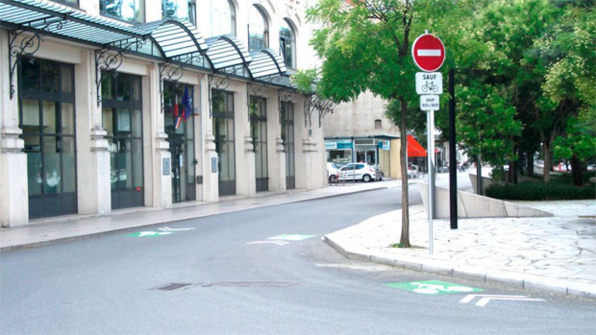 Circulación en contrasentido y giro ciclista a la derecha en el nuevo código de circulación de Francia