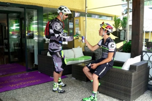Cédric Gracia y Marco Aurelio Fontana probando (mano a mano) las nuevas zapatillas de Northwave
