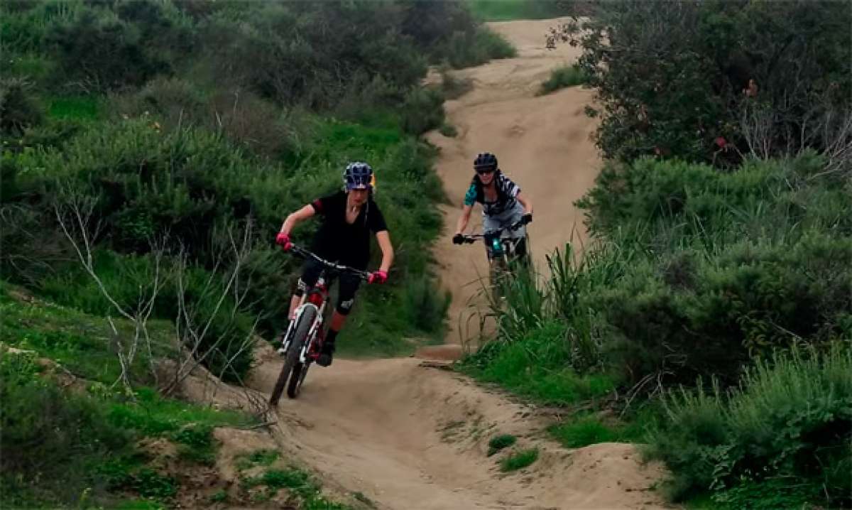 La nueva colección femenina de Fox para las amantes del Trail/Enduro... en acción