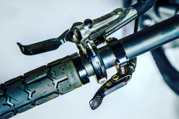 Sorpresa, sorpresa: Un misterioso mando remoto para la ¿nueva? tija telescópica de Fox