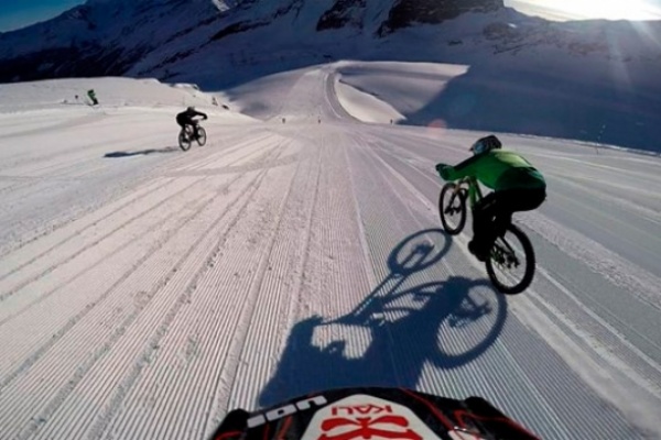Glacier Bike Downhill, o cómo bajar a más de 120 km/h sobre la nieve con una bicicleta