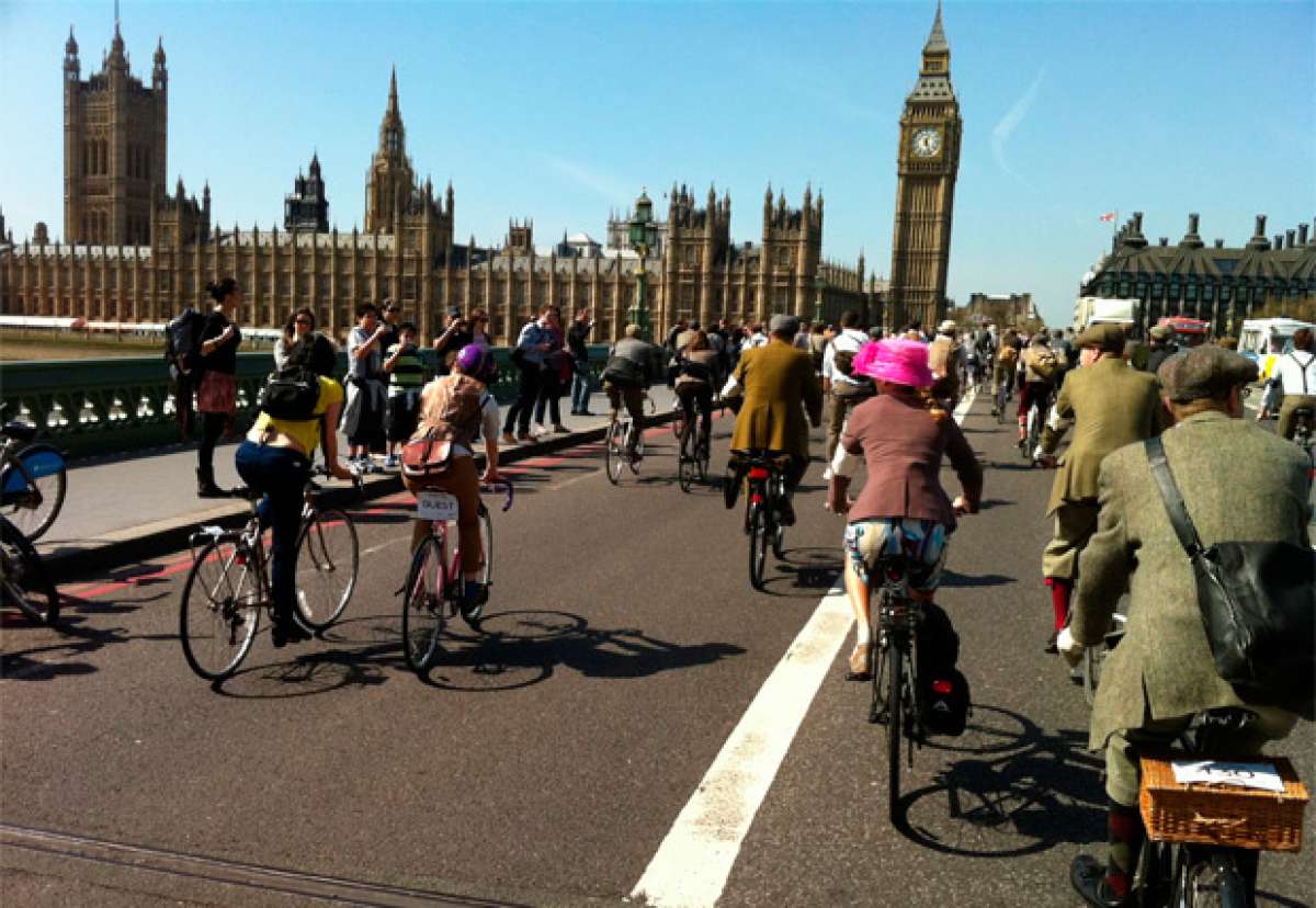 'Guerra en las carreteras británicas', la difícil convivencia entre ciclistas y conductores en el Reino Unido