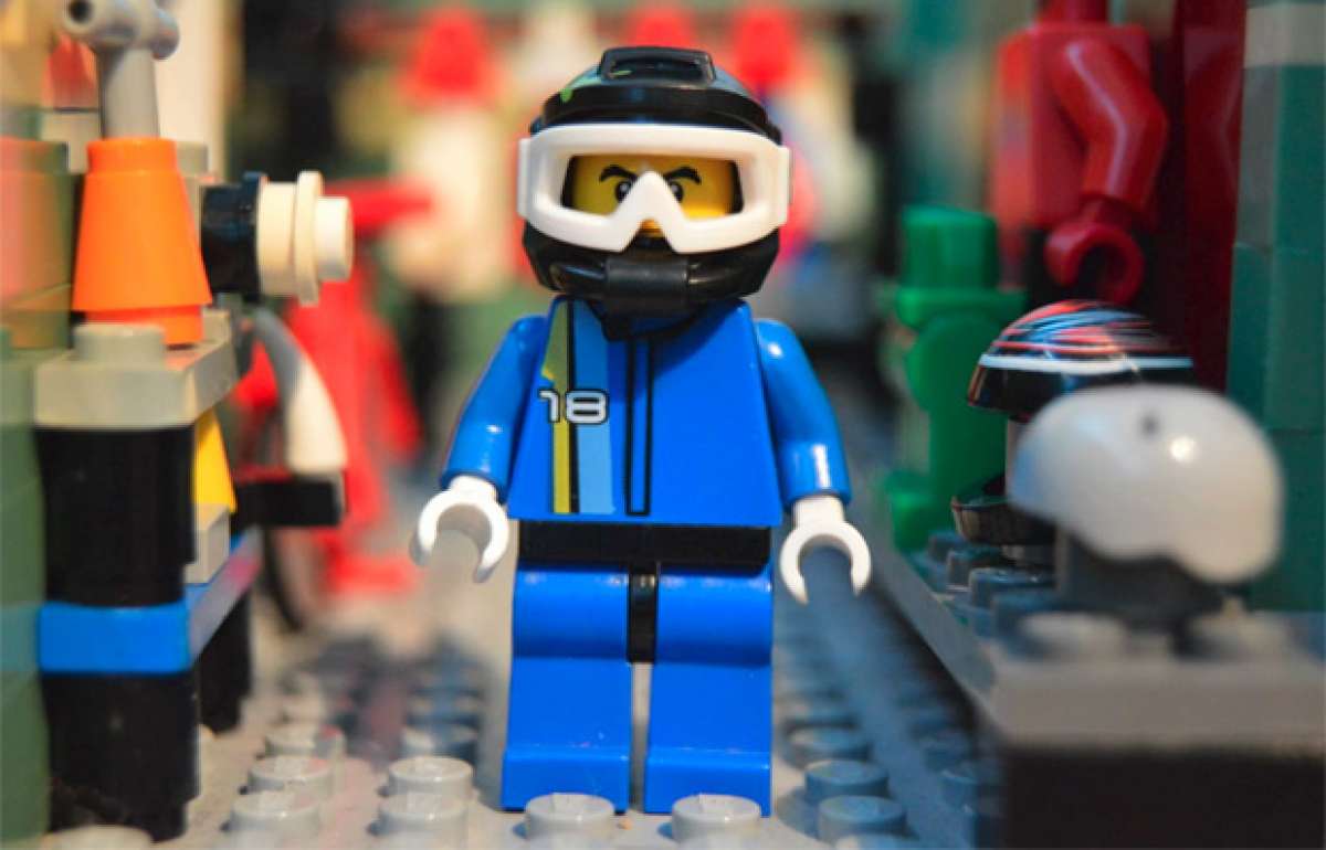 Una divertida explicación visual acerca de cómo ser un 'Mountain Biker', en versión LEGO