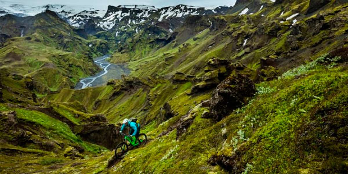 Rodando en Islandia con los pilotos de Yeti Cycles