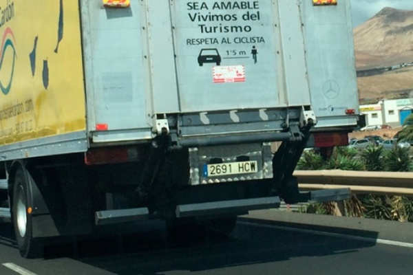 Los camioneros de España, indignados por el testimonio de Anna González en la nueva campaña de la DGT