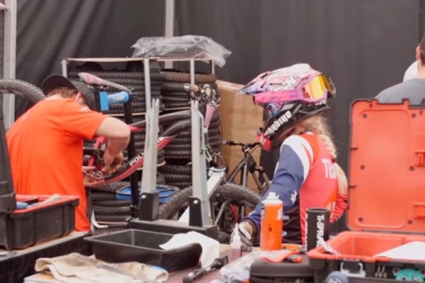 Viviendo una ronda de la Copa del Mundo UCI DH con los mecánicos del Polygon UR