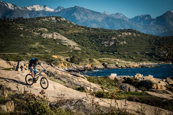 "Island of Thorns", o cómo cruzar la isla de Córcega en bicicleta de montaña