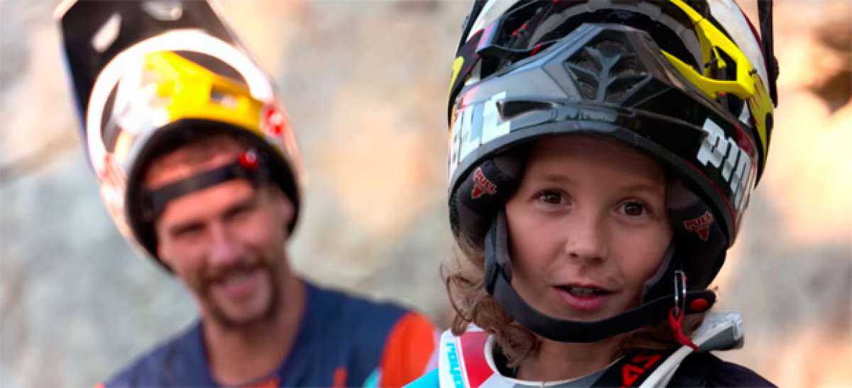 Jackson Goldstone (promesa de 11 años) y Steve Smith (campeón del mundo de DH) rodando en Whistler