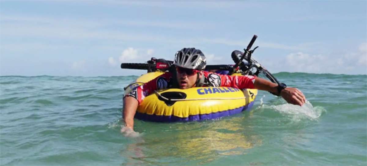 Practicando ciclismo de montaña en la isla de Oahu (Hawái)
