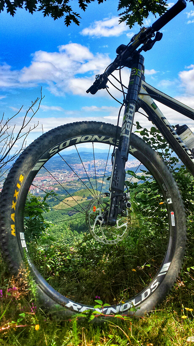 La foto del día en TodoMountainBike: 'La manca con Bilbao a sus pies'