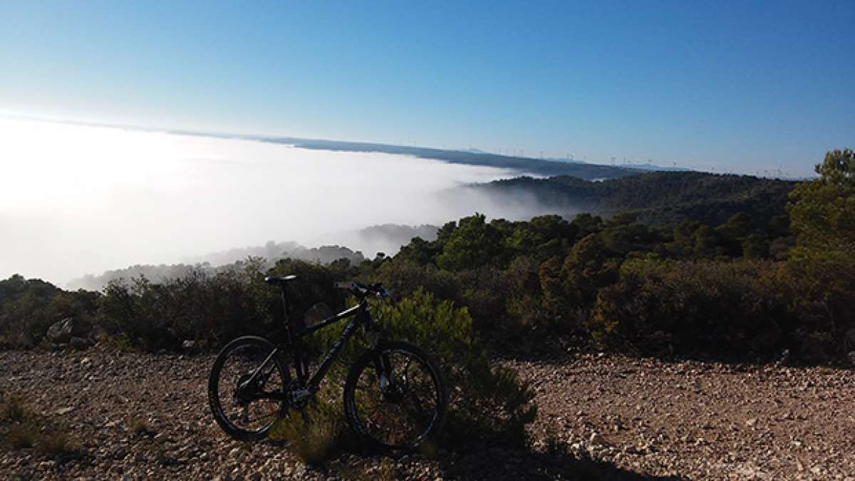 La foto del día en TodoMountainBike: 'Escapando de la niebla'