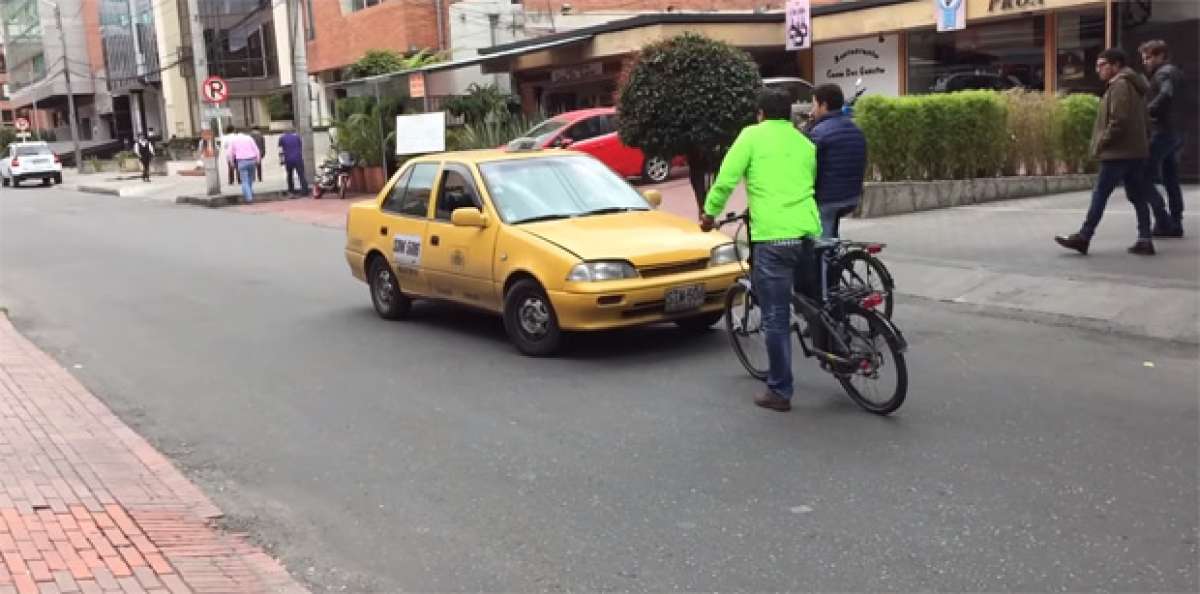 Fantástica lección de seguridad vial impartida por dos ciclistas a un taxista colombiano