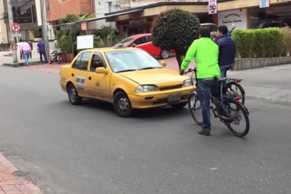 Fantástica lección de seguridad vial impartida por dos ciclistas a un taxista colombiano