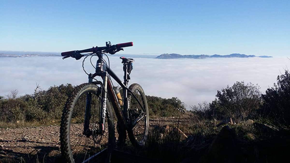 La foto del día en TodoMountainBike: "Pedaleando en un mar de nubes"
