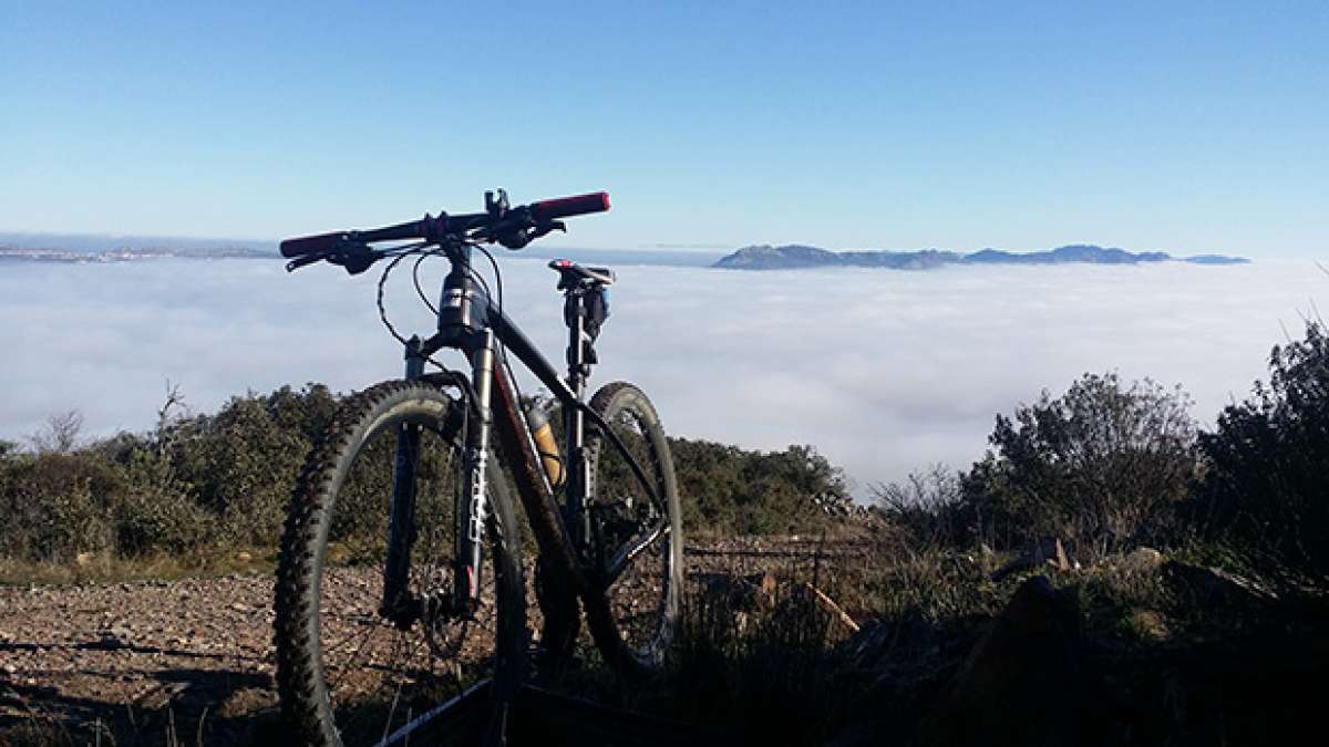 La foto del día en TodoMountainBike: 'Pedaleando en un mar de nubes'