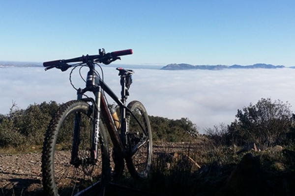 La foto del día en TodoMountainBike: "Pedaleando en un mar de nubes"
