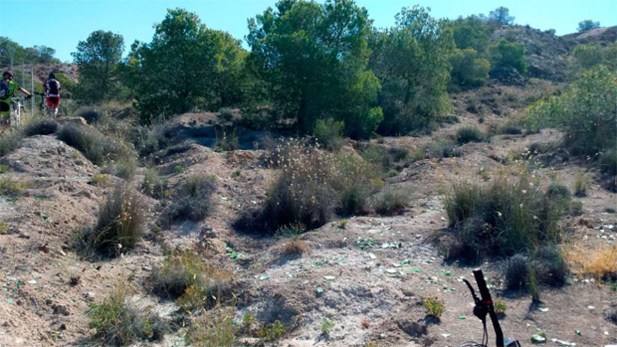 Llenar el monte de cristales, otra 'genial' práctica para impedir el paso de deportistas y senderistas