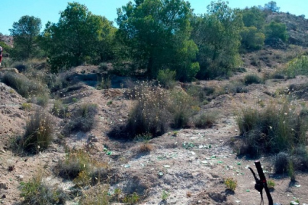 Llenar el monte de cristales, otra "genial" práctica para impedir el paso de deportistas y senderistas