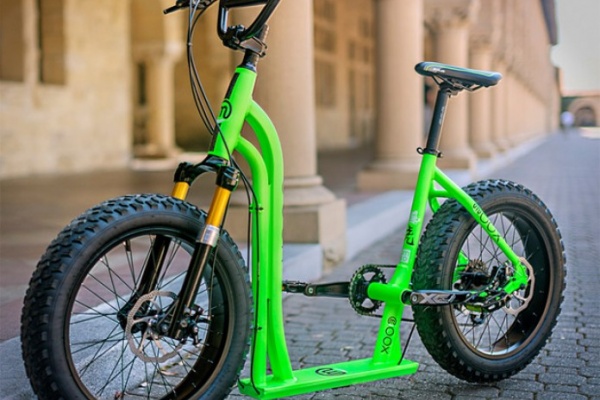 Moox Bike, un curioso híbrido urbano entre bicicleta y patinete scooter