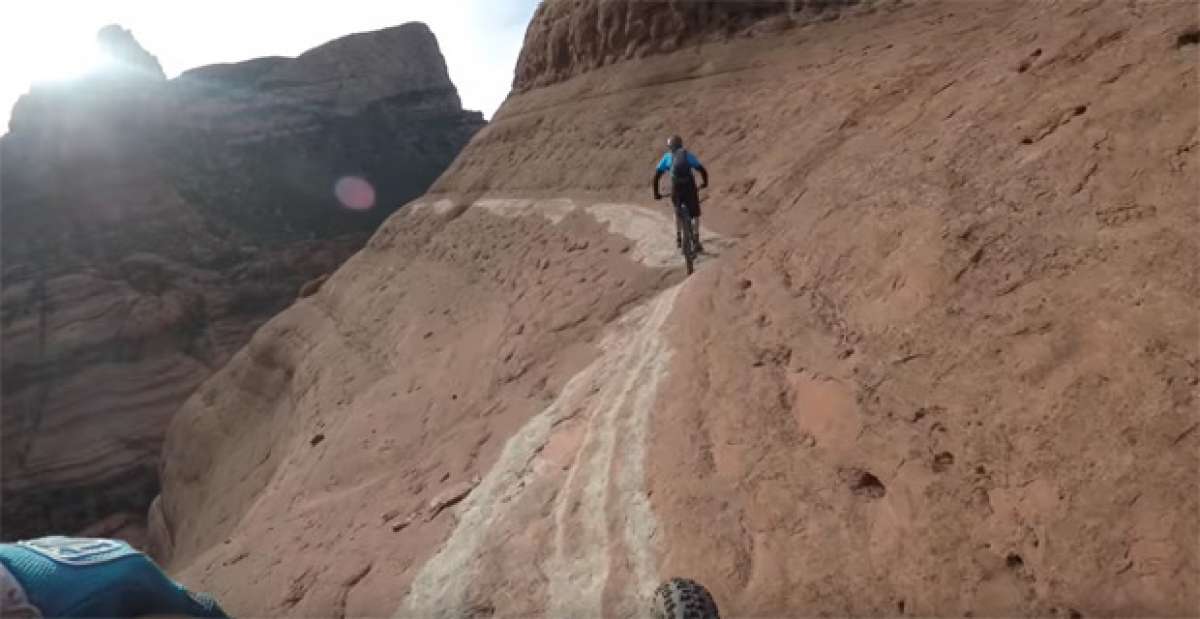 Practicando ciclismo de montaña por la 'White Line' de Sedona (Arizona)
